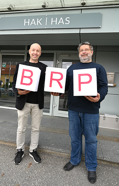VHS-Leiter Roland Surböck (links) mit Dir. Peter Hofbauer (HAK, HLW, SOB) Foto: Gabriele Hohenegger 